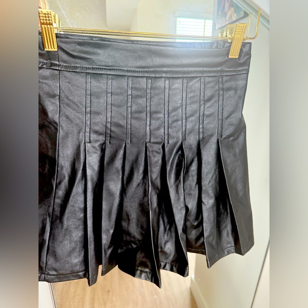 70/21 Faux Leather Pleated Skirt Black //Medium. Side zipper/ shorts underneath.